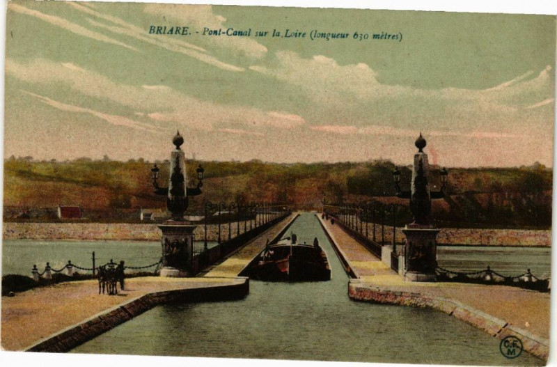 Carte postale ancienne Briare - Le Pont-Canal sur la Loire (longueur 630 metres) à Briare
