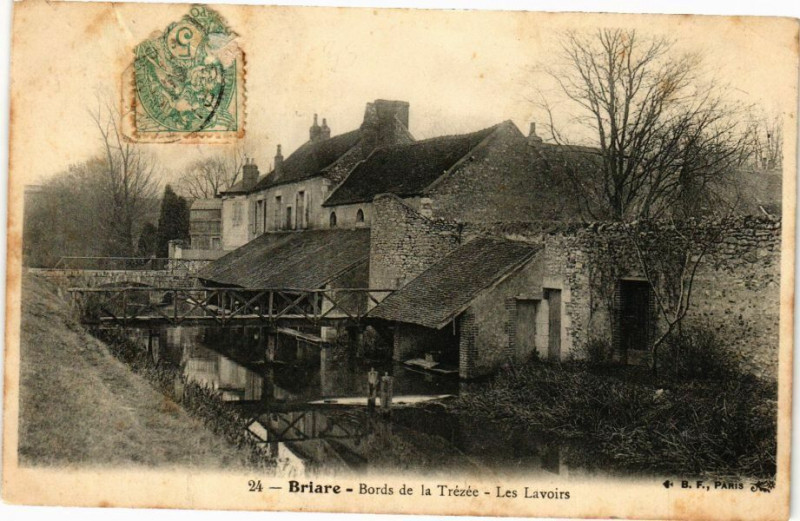 Carte postale ancienne Briare - Bords de la Trezée - Les Lavoirs à Briare
