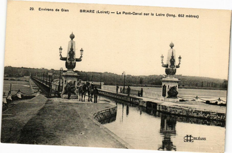 Carte postale ancienne Env. de Gien - Briare - Le Pont-Canal sur la Loire à Gien
