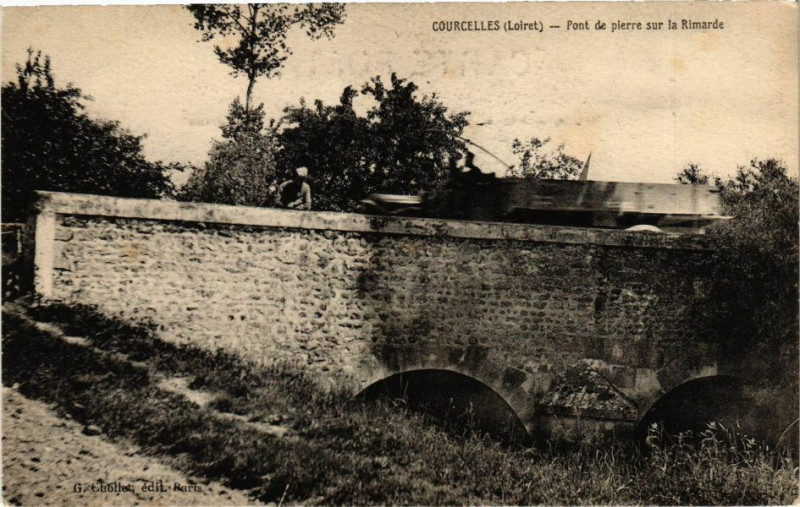 Carte postale ancienne Courcelles - Pont de pierre sur la Rimarde
