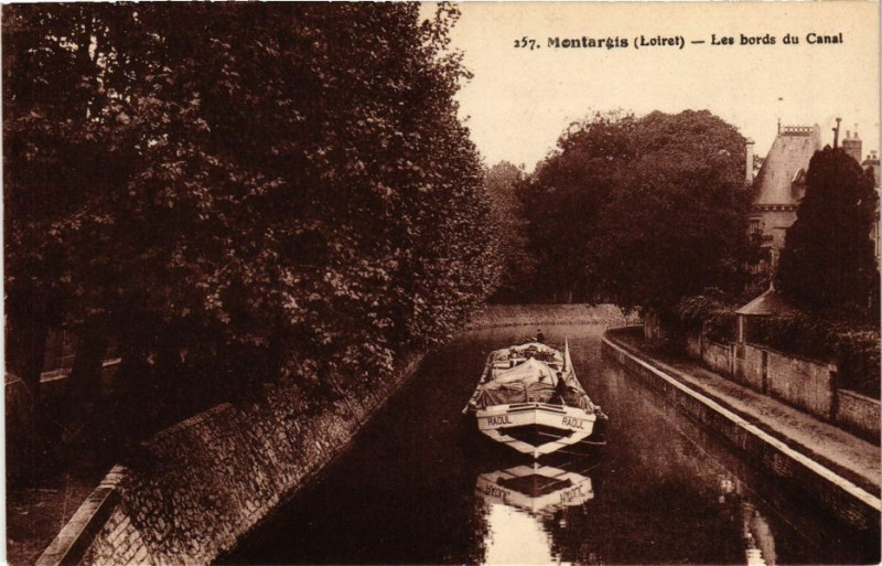 Carte postale ancienne Montargis - Les bords du Canal à Montargis