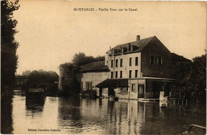 Carte postale ancienne Montargis - Vieille Tour sur le Canal à Montargis