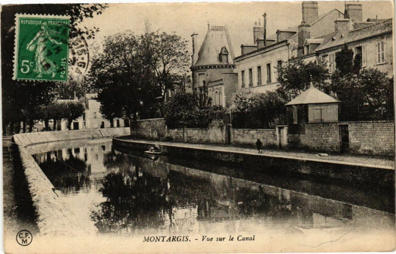 Carte postale ancienne Montargis - Vue sur le Canal à Montargis