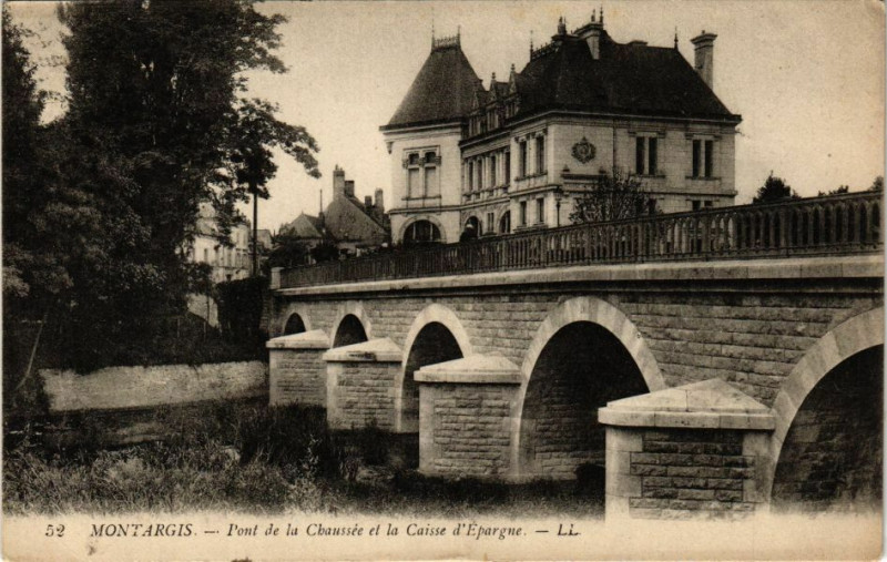 Carte postale ancienne Montargis - Pont de la Chaussée et la Caisse d'Epargne à Montargis