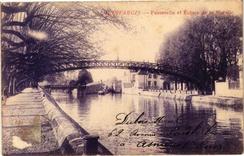 Carte postale ancienne Montargis - Passerelle et Ecluse de la Marolle à Montargis