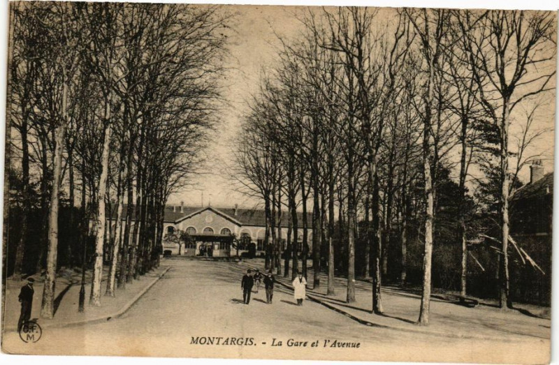 Carte postale ancienne Montargis - La Gare et l'Avenue à Montargis