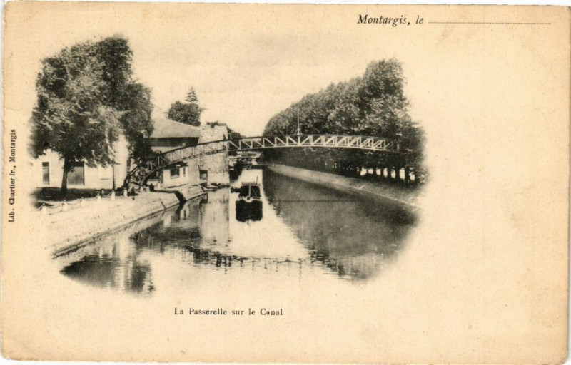 Carte postale ancienne Montargis le - La Passerelle sur le Canal à Montargis