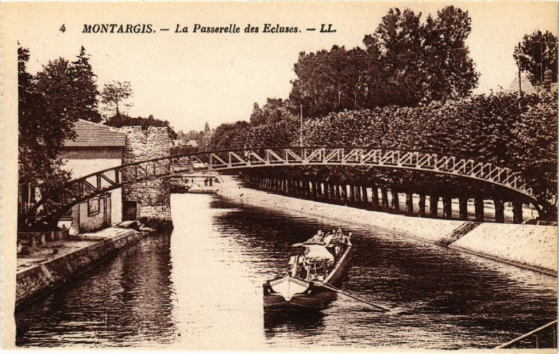 Carte postale ancienne Montargis - La Passerelle des Ecluses à Montargis