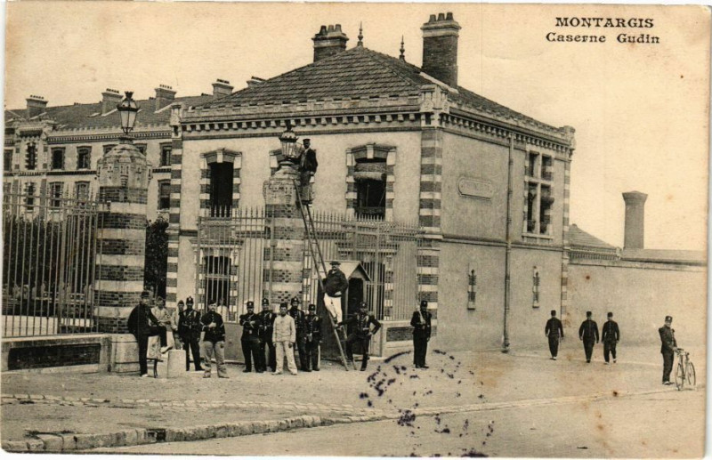 Carte postale ancienne Montargis - Caserne Gudin à Montargis