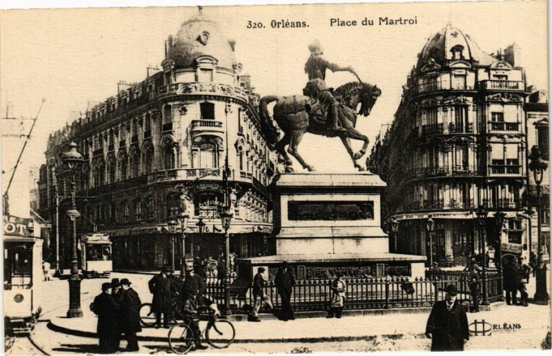 Carte postale ancienne Orleans - Place du Martroi à Orléans