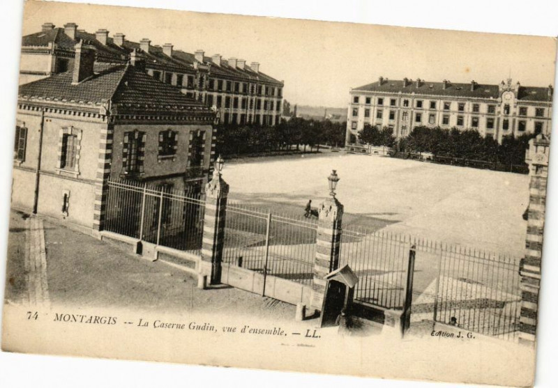 Carte postale ancienne Montargis - La Caserne Gudin vue d'ensemble à Montargis