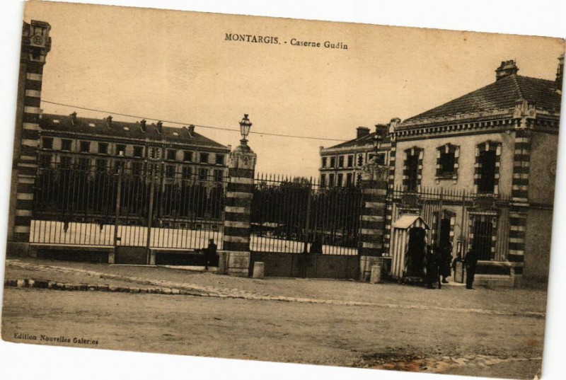 Carte postale ancienne Montargis - Caserne Gudin à Montargis