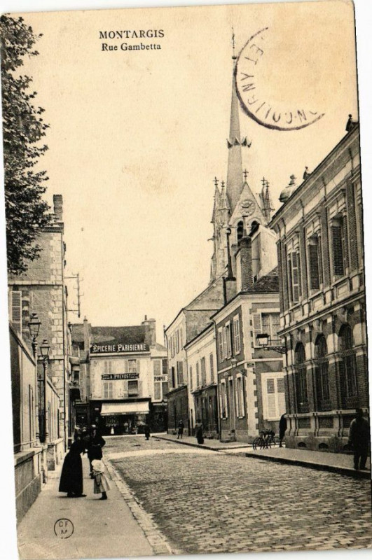 Carte postale ancienne Montargis - Rue Gambetta à Montargis