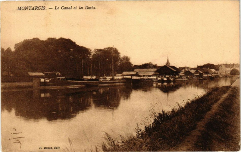 Carte postale ancienne Montargis - Le Canal et les Docks à Montargis