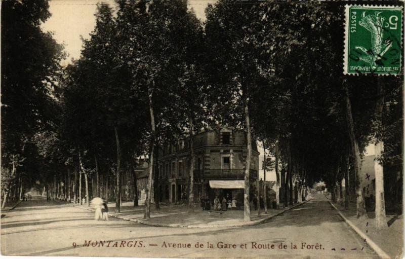 Carte postale ancienne Montargis - Avenue de la Gare et Route de la Foret à Montargis