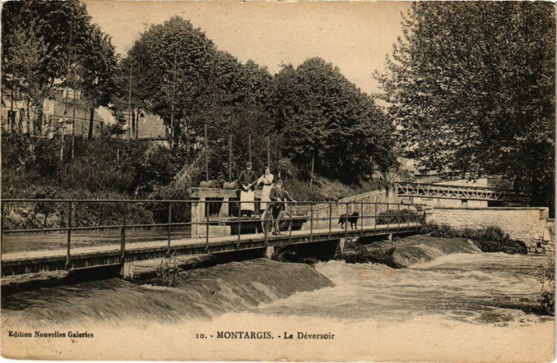 Carte postale ancienne Montargis - Le Deversoir à Montargis