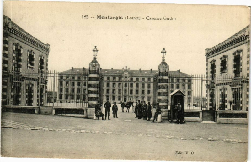 Carte postale ancienne Montargis - Caserne Gudin à Montargis