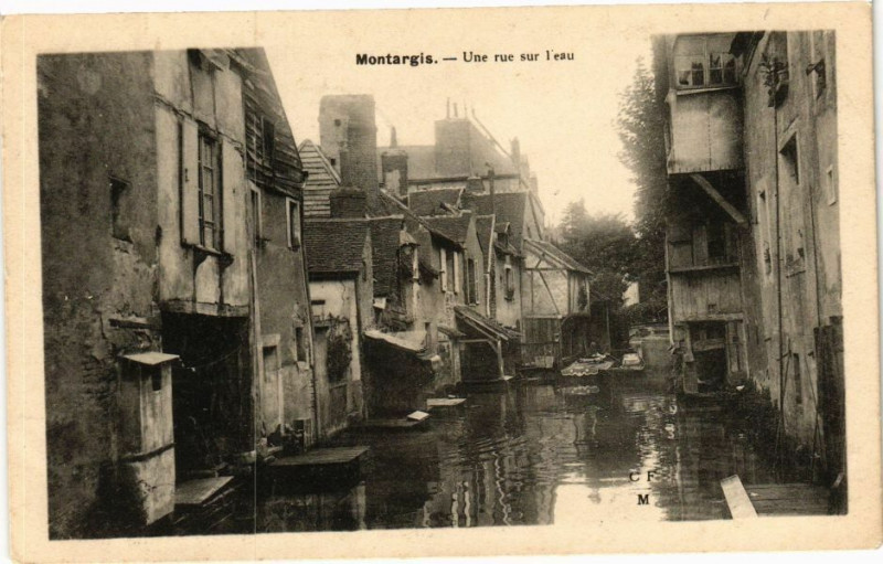 Carte postale ancienne Montargis - Une rue sur l'eau à Montargis