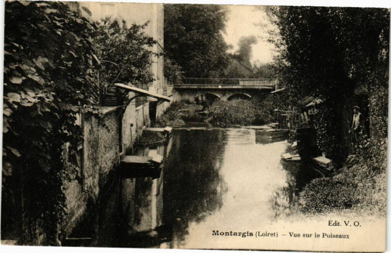 Carte postale ancienne Montargis - Vue sur le Puiseaux à Montargis
