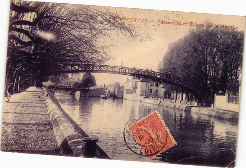 Carte postale ancienne Montargis - Passerelle et Ecluse de la Marolle à Montargis