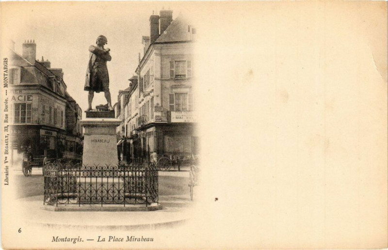 Carte postale ancienne Montargis - La Place Mirabeau à Montargis