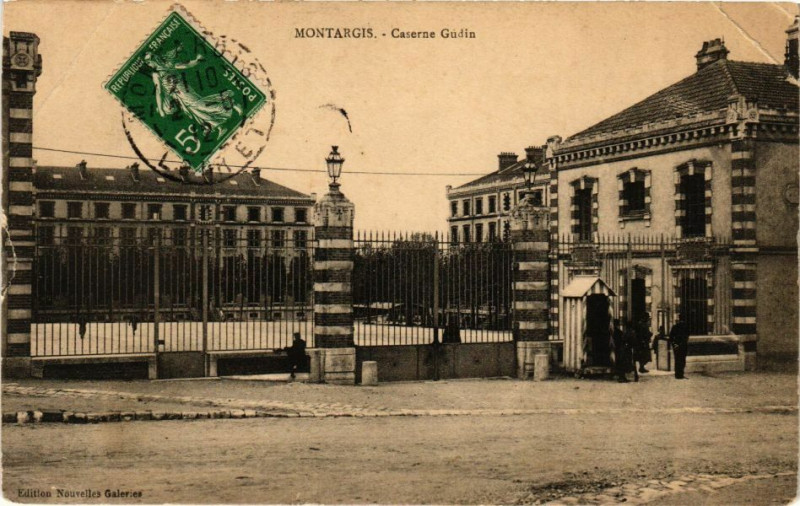 Carte postale ancienne Montargis - Caserne Gudin à Montargis