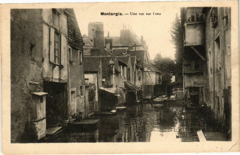 Carte postale ancienne Montargis - Une rue sur l'eau à Montargis