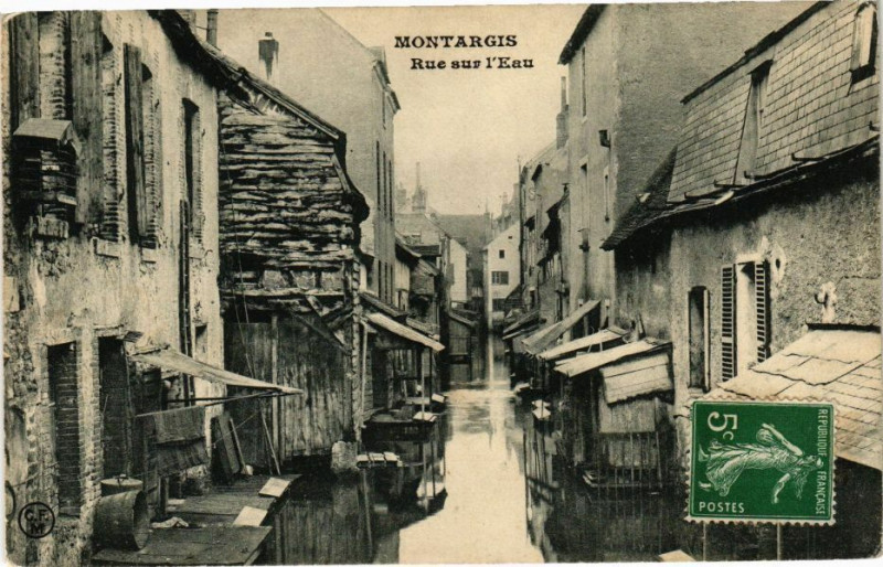 Carte postale ancienne Montargis - Rue sur l'Eau à Montargis