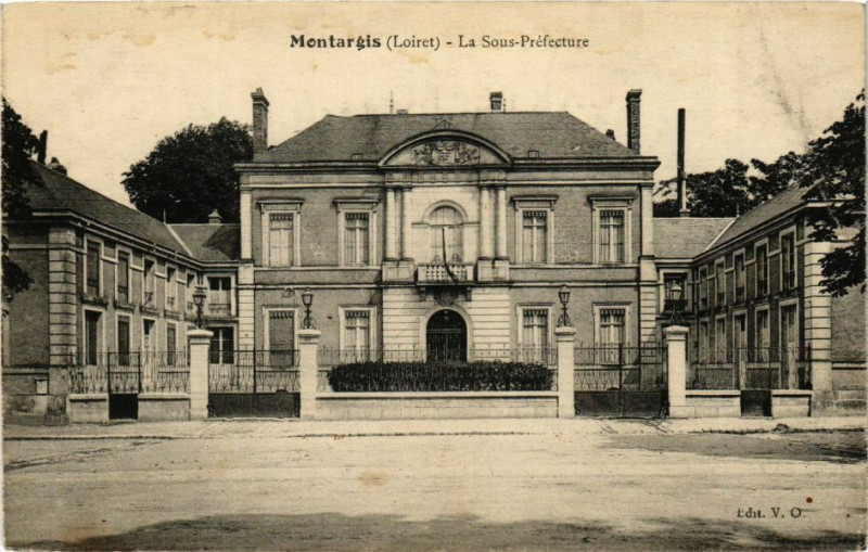 Carte postale ancienne Montargis - La Sous-Prefecture à Montargis