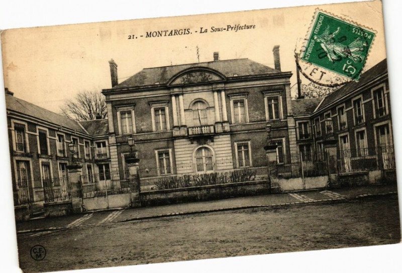 Carte postale ancienne Montargis - La Sous-Prefecture à Montargis