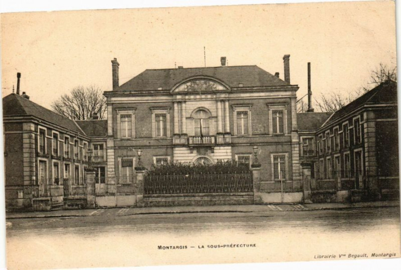 Carte postale ancienne Montargis - La Sous-Prefecture à Montargis
