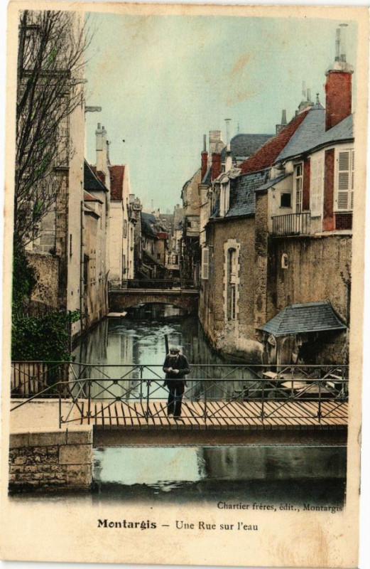 Carte postale ancienne Montargis - Une Rue sur l'eau à Montargis