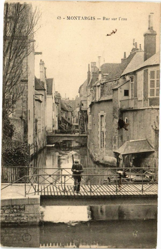 Carte postale ancienne Montargis - Rue sur l'eau à Montargis