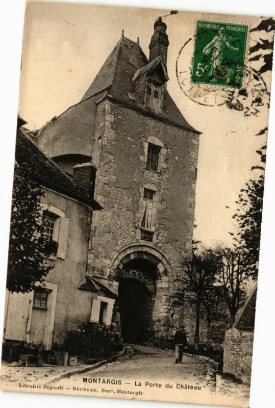 Carte postale ancienne Montargis - La Porte du Chateau à Montargis