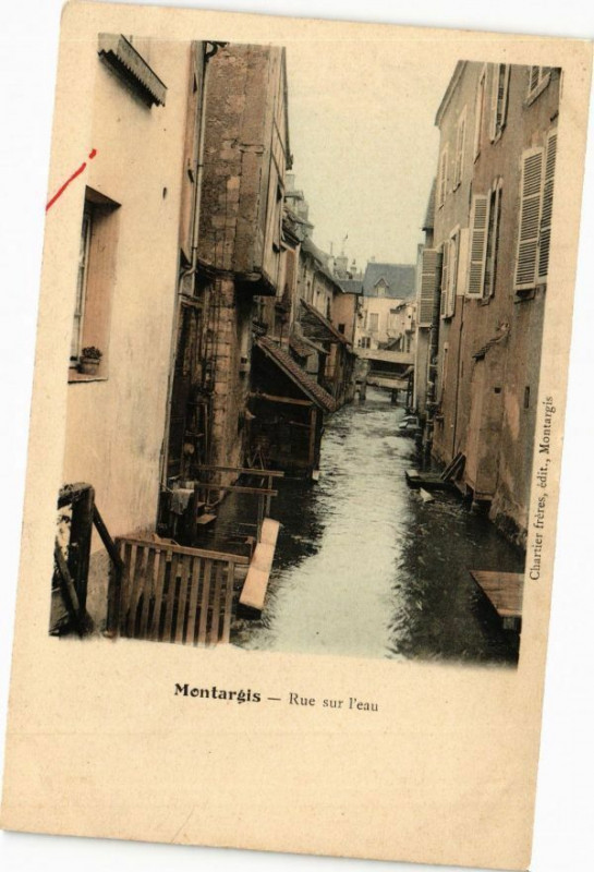 Carte postale ancienne Montargis - Rue sur l'eau à Montargis