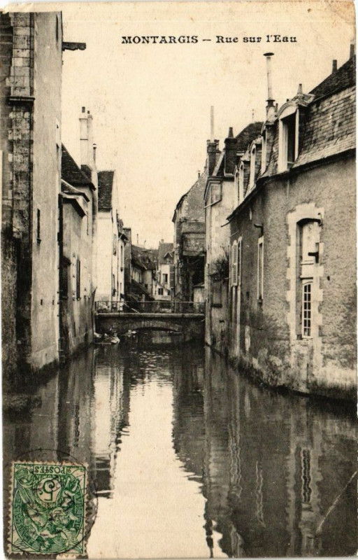 Carte postale ancienne Montargis - Rue sur l'Eau à Montargis