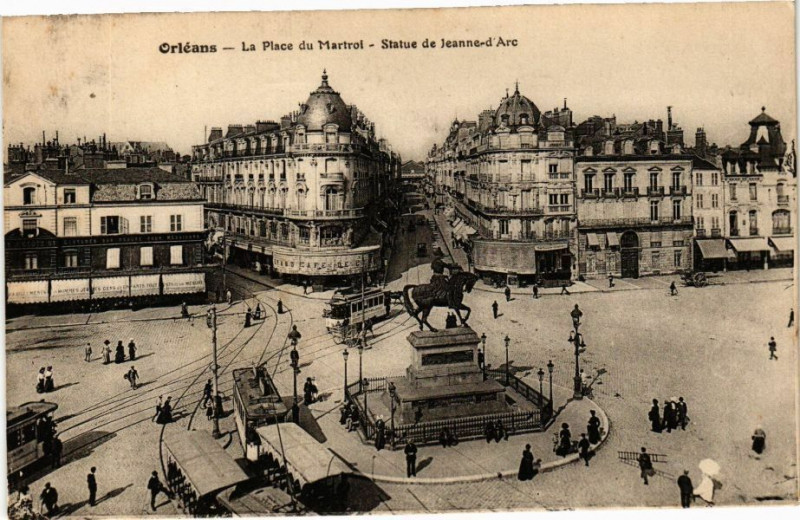 Carte postale ancienne Orleans - Place du Martroi - Statue de Jeanne d'Arc à Orléans