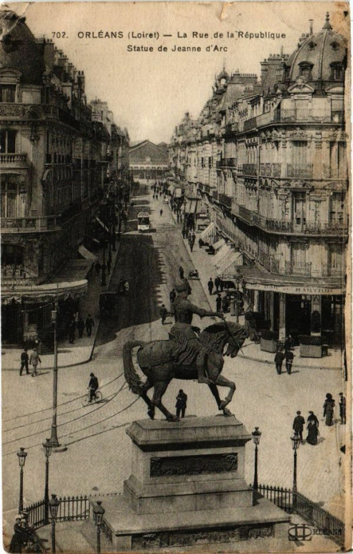 Carte postale ancienne Orleans - La Rue de la Republique Statue de Jeanne d'Arc à Orléans
