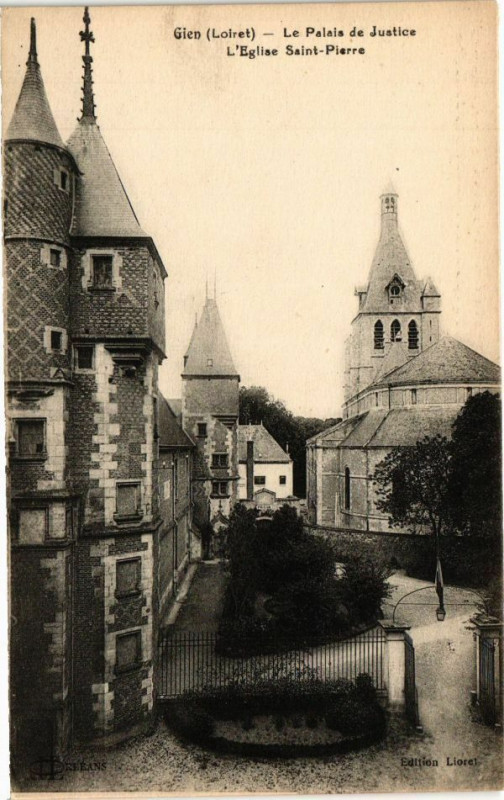 Carte postale ancienne Gien - Le Palais de Justice - L'Eglise St-Pierre à Gien