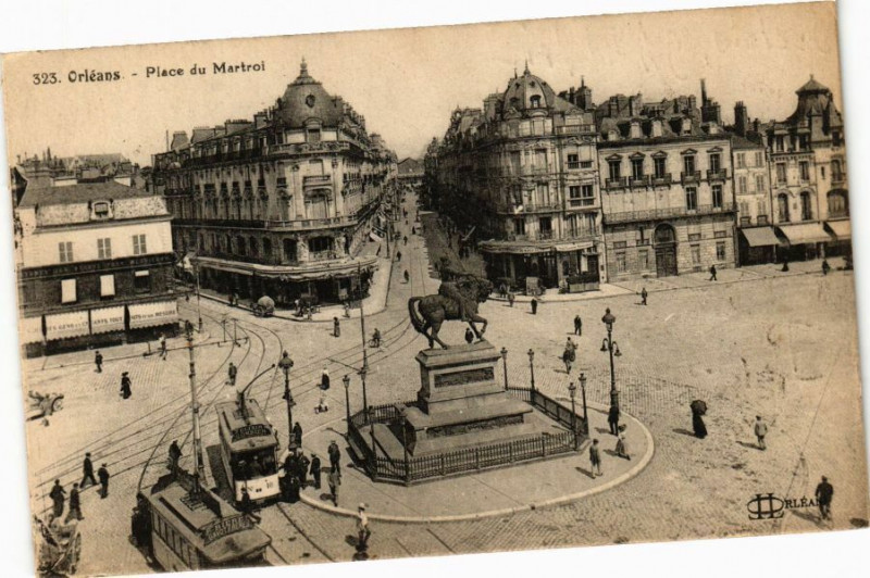 Carte postale ancienne Orleans - Place du Martroi à Orléans
