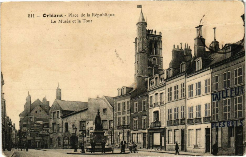 Carte postale ancienne Orleans - Place de la Republique Le Musée et la Tour à Orléans