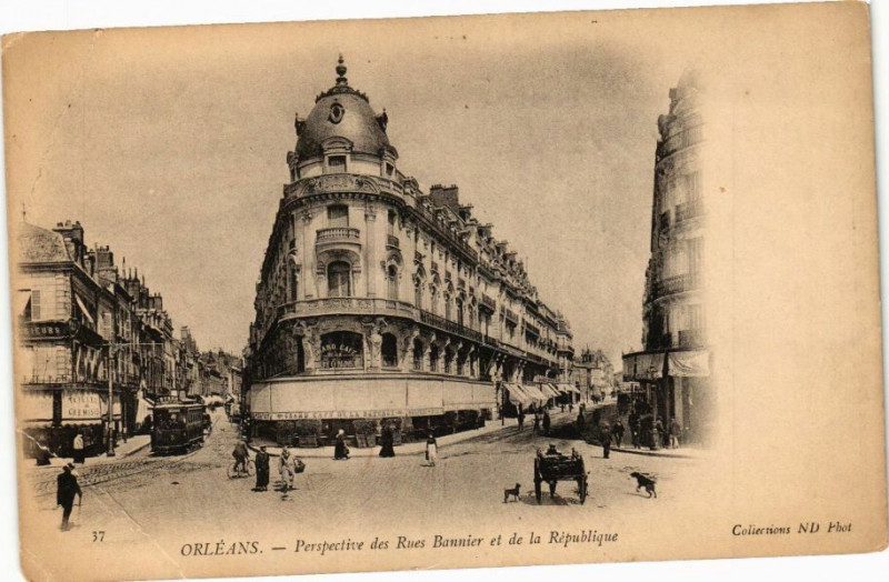 Carte postale ancienne Orleans - Perspective des Rues Bannier et de la Republique à Orléans