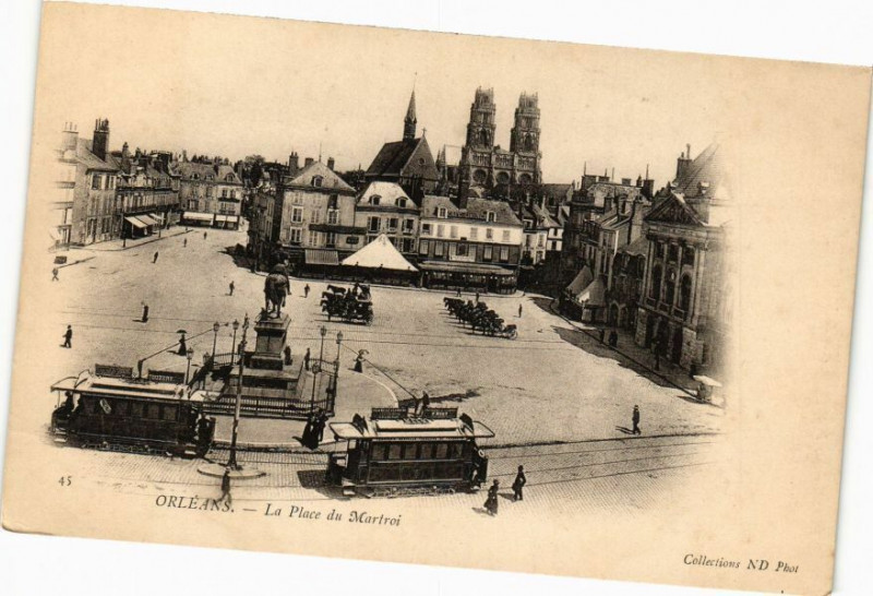Carte postale ancienne Orleans - Place du Martroi à Orléans