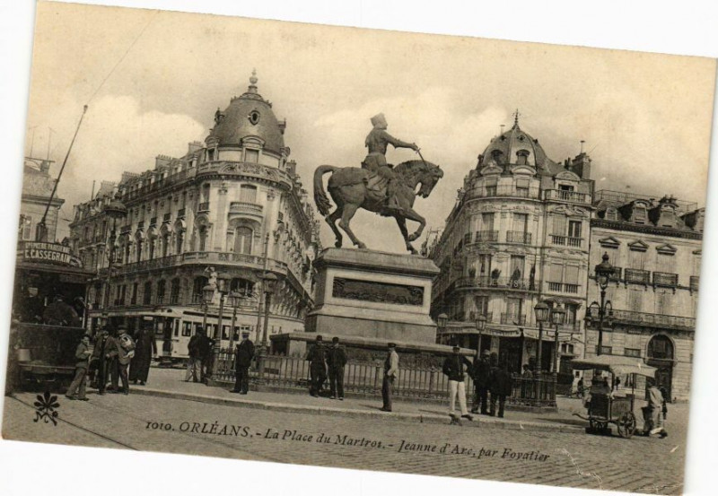 Carte postale ancienne Orleans - Place du Martroi à Orléans