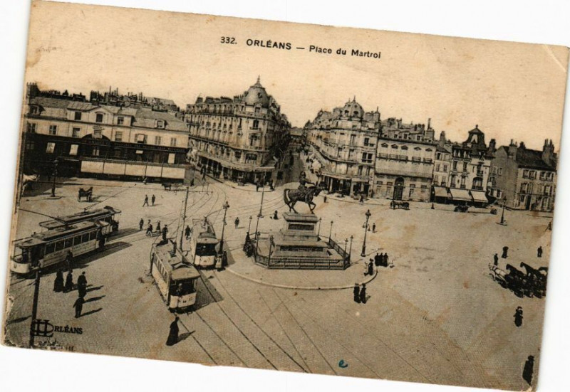 Carte postale ancienne Orleans - Place du Martroi à Orléans