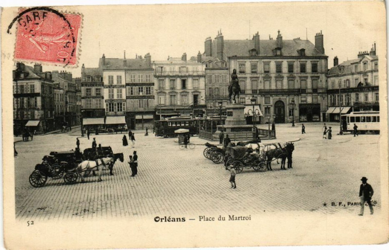 Carte postale ancienne Orleans - Place du Martroi à Orléans