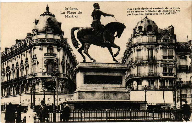 Carte postale ancienne Orleans - La Place du Martroi à Orléans