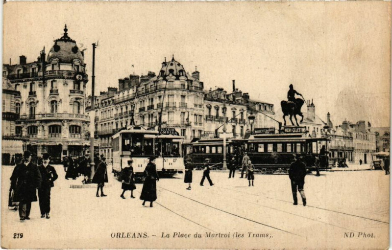 Carte postale ancienne Orleans - La Place du Martroi à Orléans