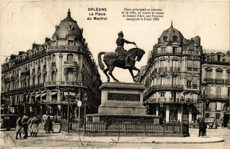 Carte postale ancienne Orleans - La Place du Martroi à Orléans