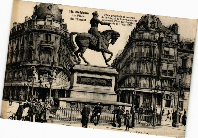 Carte postale ancienne Orleans - La Place du Martroi à Orléans